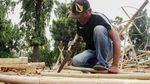 Agustusan Vibes! Begini Proses Pembuatan Batang Panjat Pinang
