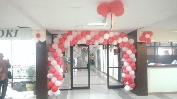 Balon berwarna merah-putih menghiasi loket pelayanan hingga pintu keluar