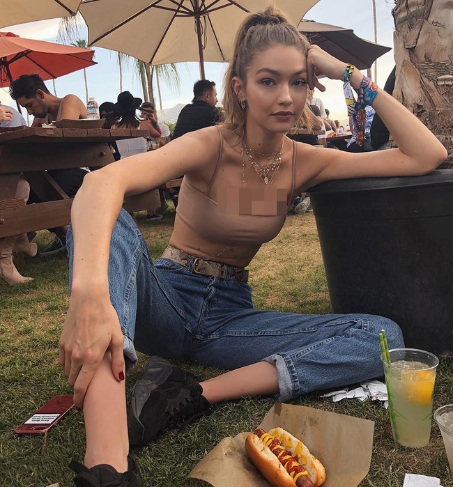Bra atau lingerie biasanya dipadukan dengan jeans berpotongan high-waist dan tambahan belt sebagai aksesori. Seperti gaya yang ditampilkan Gigi Hadid saat liburan di pantai ini. Foto: Instagram