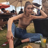 Bra atau lingerie biasanya dipadukan dengan jeans berpotongan high-waist dan tambahan belt sebagai aksesori. Seperti gaya yang ditampilkan Gigi Hadid saat liburan di pantai ini. Foto: Instagram