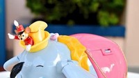 Ini juga salah satu popcorn bucket yang digemari banyak pengunjung Disneyland. Ya, berbentuk si menggemaskan Dumbo! Bagian badan berwarna pinknya dapat dibuka tutup dan diisi dengan popcorn. Foto: Istimewa
