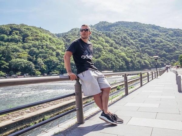 Potret Lukas Podolski Jalan Jalan Di Jepang Potret Lukas Podolski Jalan Jalan Di Jepang