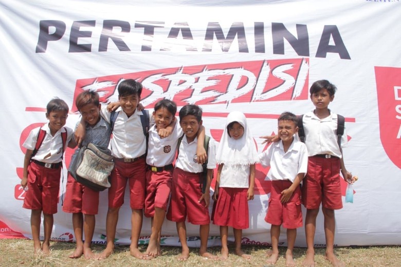 Senangnya, 3.200 Anak Desa Terpencil di Banten Dapat Sepatu Senangnya, 3.200 Anak Desa Terpencil di Banten Dapat Sepatu