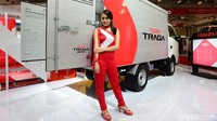Keceriaan para SPG Isuzu tercermin dalam senyum yang diberikan.