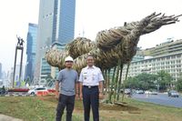 Pasang Bambu  di  Bundaran  HI  Anies Ini Karya Seni Tak 