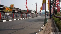 Para pedagang di trotoar Kramat Jati merupakan pedagang ikan dan sayuran.