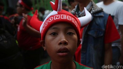 Suporter Indonesia Mulai Padati Stadion Patriot Candrabhaga