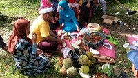  Pria yang lahir pada 25 Desember 1968 ini ternyata penyuka duren dan rambutan. Ia membagikan momen makan duren bersama beberapa warga Sulawesi Selatan di sebuah kebun tahun 2014 lalu. Twitter @NgabalinAli