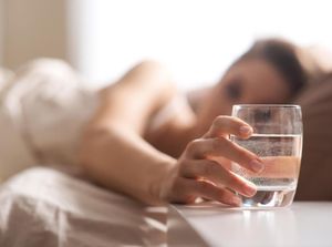 5 Manfaat Minum Air Hangat untuk Kesehatan