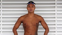 Tapi, berenang yang jadi bagian pelajaran olahraga itu menjadi wajib bagi Siman dan siswa lain. Dia harus berganti baju dan terjun ke air. Tak disangka salah satu teman sebangku Siman jago betul di kolam renang itu. Teman Siman itu (Siman enggan menyebut namanya), lincah dan amat percaya diri menghabiskan lintasan, melompat ke air, juga menyelam. Si teman itu bahkan piawai bersalto saat membalikkan badan untuk mengulang lintasan.