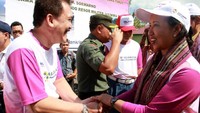 Menteri BUMN Rini Soemarno menyalami Direktur Utama Perum Jamkrindo Randi Anto dalam acara penyerahan bantuan dan penyaluran program CSR dri beberapa perusahaan BUMN. Foto: dok. Jamkrindo
