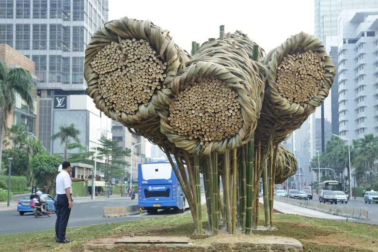Pasang Bambu di Bundaran HI, Anies: Ini Karya Seni Tak Ternilai Pasang Bambu di Bundaran HI, Anies: Ini Karya Seni Tak Ternilai
