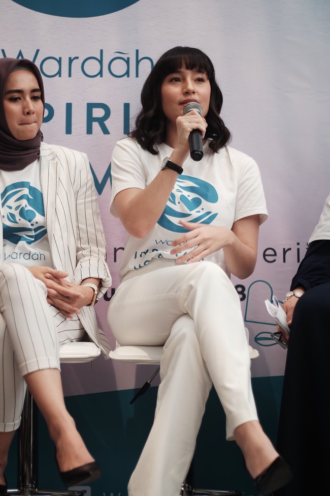 Ditemui di Bunga Rampai, Jakarta Selatan pada acara peluncuran Wardah Inspiring Movement hari Rabu (15/08/2018), Tatjana Saphira tampil segar dengan tatanan rambut Lob. Foto: Silmia Putri/Wolipop