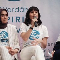 Ditemui di Bunga Rampai, Jakarta Selatan pada acara peluncuran Wardah Inspiring Movement hari Rabu (15/08/2018), Tatjana Saphira tampil segar dengan tatanan rambut Lob. Foto: Silmia Putri/Wolipop