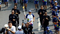 Obor Asian Games itu dibawa secara estafet dari Lippo Kramat Jati ke TMII, Jaktim.