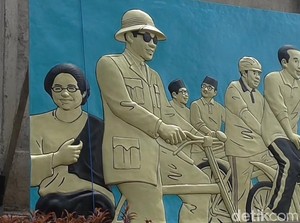 Momen Akrab 7 Presiden RI di Relief Karya Seniman-Warga Garut