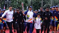Gubernur DKI Jakarta Anies Baswedan menerima obor Asian Games yang tiba di Balai Kota, Jakarta, Rabu (15/8/2018).