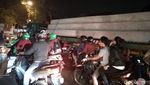 Malam-malam, Truk Angkut Beton ke Proyek Rumah DP Rp 0