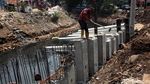 Pemasangan Turap di Kali Grogol Terus Dikebut