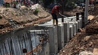 Pemasangan turap juga dilakukan untuk mengantisipasi banjir.