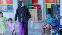 Telur yang ia jual itu, diperoleh dari tetangganya. Dari setiap butir telur, ia hanya memperoleh keuntungan Rp 200 sampai Rp 500. Jika beruntung, maka ia bisa mendapat laba bersih hingga Rp 25 ribu/harinya. Namun, ia pun kadang tidak mendapat apa-apa dan hanya bisa mengelus dada. 