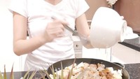 Serunya! Yeslin juga kayanya jago masak nih. Ia sedang memasak makanan yang dibilang simpel tapi sehat. Foto: instagram @yeslinwang