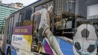Bus TransJakarta melintas di samping karya seni dari bambu tersebut.
