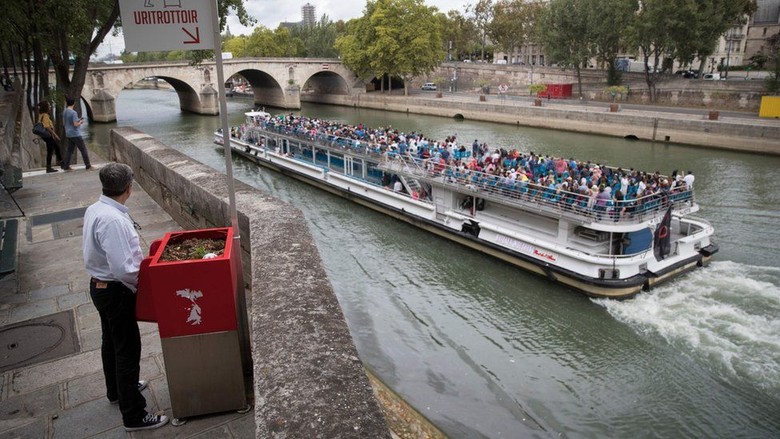 Ada Kotak Tempat Kencing Umum di Tengah Kota Paris, Warga Marah Ada Kotak Tempat Kencing Umum di Tengah Kota Paris, Warga Marah