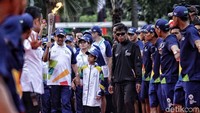 Anies ditemani anaknya, Ismail Baswedan, berlari menyalakan api yang berasal dari Mrapen, Grobogan, Jawa Tengah.