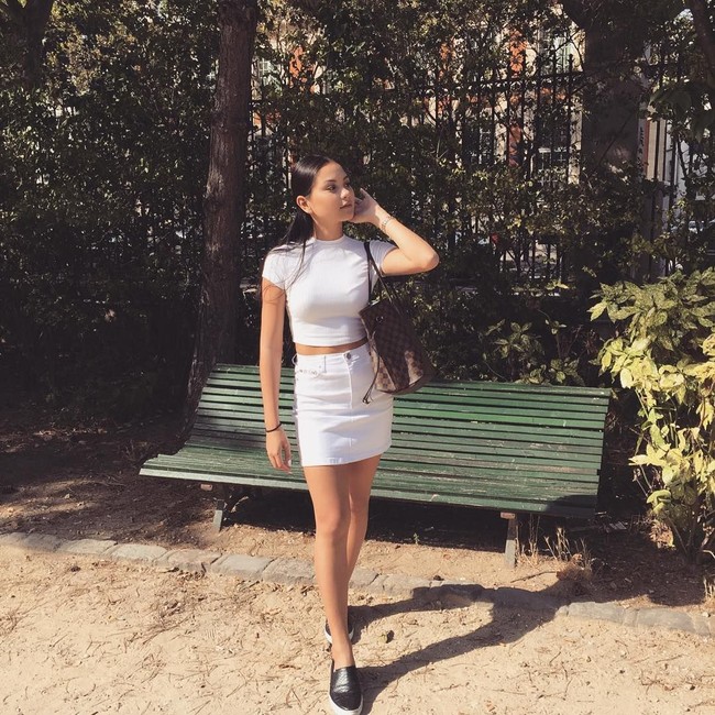 Alyssa Daguise yang kerap mengenakan atasan crop top dan memamerkan perut langsingnya tampak bergaya #ootd dengan menenteng tas Louis Vuitton. Foto: Instagram Alyssa Daguise