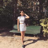 Alyssa Daguise yang kerap mengenakan atasan crop top dan memamerkan perut langsingnya tampak bergaya #ootd dengan menenteng tas Louis Vuitton. Foto: Instagram Alyssa Daguise