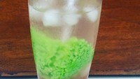 Yang ini paduan klasik, sirop merah, tape ketan hijau dan es batu. Biasa dijual di daerah Jawa Tengah sebagai penyegar tenggorokan saat udara panas. Instagram : @inoleyanti_noer