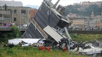 Salah satu reuntuhan jembatan tampak besar jatuh ke tanah. Foto: Stefano Rellandini/Reuters