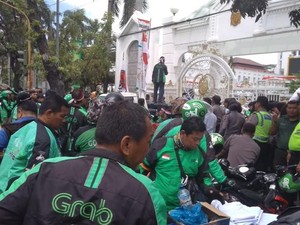 Demo Kantor Gubernur Sumut, Massa Tuntut Perda Ojek Online