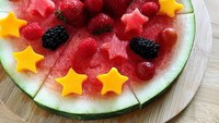 Bukan hanya bisa jadi kue tapi semangka juga bisa jadi pizza seperti gambar berikut. Irisan buah semangka ini diberi topping buah segar juga yang bikin tampilannya warna-warni. Foto: Instagram