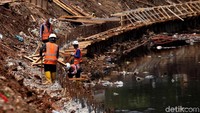Pekerja tengah menyelesaikan pengerjaan turap di kawasan Kali Grogol, Palmerah, Jakarta, Rabu (15/8/2018).