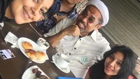Wah, tak hanya dekat dengan politisi, Ali Mochtar Ngabalin juga dekat dengan Ayu Azhari dan penulis, Ayu Arman. Menu sarapan mereka terbilang sederhana. Secangkir kopi, beberapa roti hingga kue apem. Foto: Instagram ali_mocthar_ngabalin