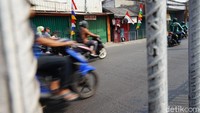 Meski hanya digunakan malam hingga dini hari, biasanya tenda untuk berjualan dipasang betumbuk di sekitar trotoar. Namun karena ada pemberitahuan mengenai jalur akan digunakan untuk pawai obor, jalur trotoar tampak steril.