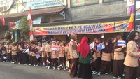 Foto: Kota Jakarta Timur menjadi yang pertama disinggahi oleh kirab obor pada Rabu (15/8/2018). Obor akan diarak dari Lippo Mal Kramat Jati menuju TMII hingga menyusuri Jalan TB Simatupang, Jakarta Selatan.Fotografer: Ibnu Hariyanto/detikcom