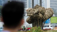 Banyak warga berhenti sejenak untuk melihat karya seni tersebut.