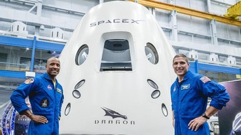 Glover dan Hopkins akan menjadi dua astronot NASA pertama yang meluncur ke ISS dalam misi periode jangka panjang menggunakan Crew Dragon. Foto: SpaceX