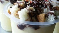Ini lebih mewah, es tape singkong, diberi topping saus cokelat, sprinkles, oreo dan saus cokelat. Puas deh makannya! Foto: Onstagram @estapengetul