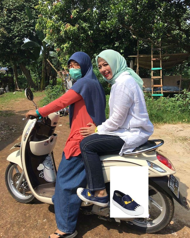 Selain tas, satu lagi koleksi Nur Asia Uno lainnya yang membuat penampilannya tetap kekinian saat blusukan. Dalam salah satu foto yang diunggahnya ke Instagram, Nur Asia yang terlihat dibonceng motor, memakai sneakers dari brand FENDI. Sepatu seri FENDI back Bugs monster slip-on sneakers itu dijual di situs resminya seharga US$ 1.025 atau sekitar Rp 14,9 juta. Foto: Dok. Instagram, Facebook