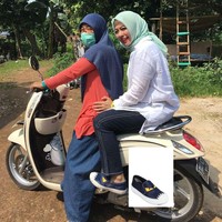 Selain tas, satu lagi koleksi Nur Asia Uno lainnya yang membuat penampilannya tetap kekinian saat blusukan. Dalam salah satu foto yang diunggahnya ke Instagram, Nur Asia yang terlihat dibonceng motor, memakai sneakers dari brand FENDI. Sepatu seri FENDI back Bugs monster slip-on sneakers itu dijual di situs resminya seharga US$ 1.025 atau sekitar Rp 14,9 juta. Foto: Dok. Instagram, Facebook