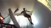 Mulai hari dengan terbang dari ujung kamar ke ujung lainnya. (Foto: Youtube/colinfurze)