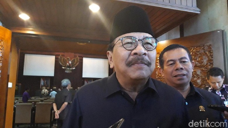 Tepis Isu Pindah Partai, Soekarwo Pastikan Tetap di Demokrat Tepis Isu Pindah Partai, Soekarwo Pastikan Tetap di Demokrat