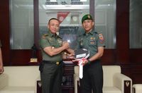 Kasad serahkan hadiah ke Kopda Jaenuri. 