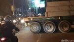 Malam-malam, Truk Angkut Beton ke Proyek Rumah DP Rp 0
