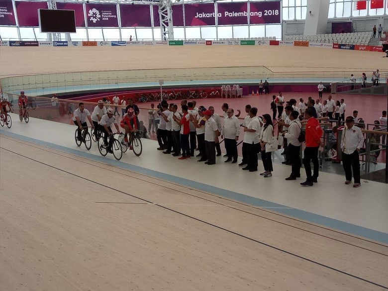 Resmikan Venue Velodrome, Anies Jajal Lintasan Sepeda Resmikan Venue Velodrome, Anies Jajal Lintasan Sepeda