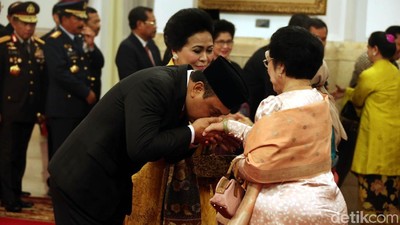 Saat MenPAN-RB Syafruddin Cium Tangan Megawati